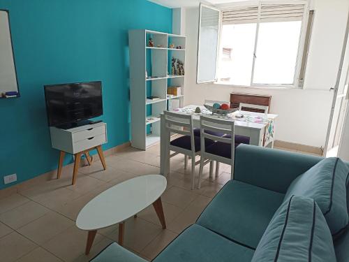 sala de estar con sofá, mesa y TV en Hermoso departamento 2 ambientes en Microcentro en Buenos Aires