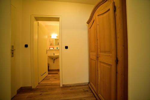 a hallway with a door leading to a bathroom at Hotel Zrenner in Waldsassen