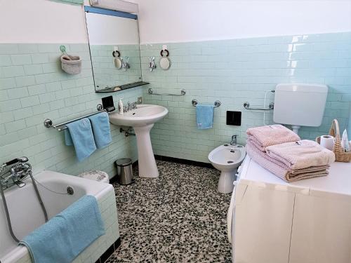 La salle de bains est pourvue d'un lavabo, d'une baignoire et de toilettes. dans l'établissement Holiday home in Maccagno con Pino e Veddasca with garden, à Maccagno Inferiore