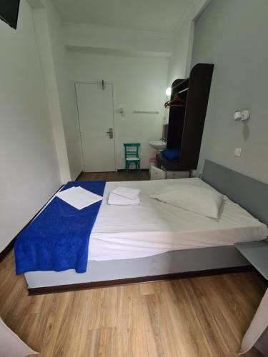 Una cama o camas en una habitación de Sparta Team Hotel
