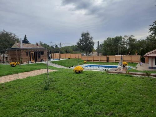 einen Hof mit einem Pool und einem Haus in der Unterkunft Sauna Fifty Rekreációs Szaunapark in Vaszar