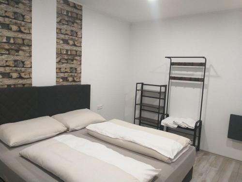 łóżko z białą pościelą i drabiną w pokoju w obiekcie Sauna Fifty Rekreációs Szaunapark w mieście Vaszar