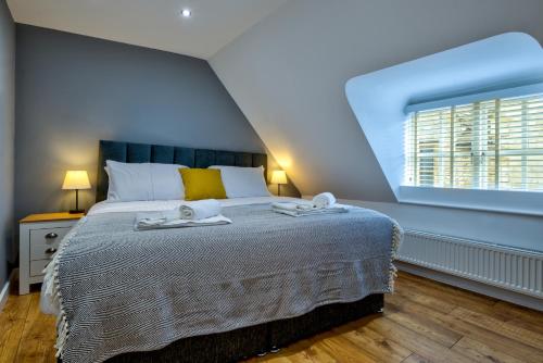 ein Schlafzimmer mit einem großen Bett mit zwei Handtüchern darauf in der Unterkunft Stylish Stamford Centre 2 Bedroom Apartment - St Pauls Apartments - B in Stamford
