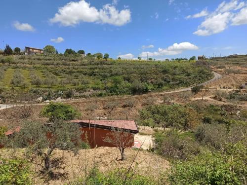 un pequeño edificio en medio de un campo en La Casa dei Sogni, en Agira