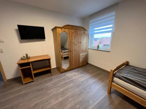 a room with a mirror and a bed and a table at Ferienwohnung Löwen in Wabern