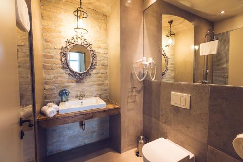 bagno con lavandino e specchio di Heritage Home Apartments a Budapest