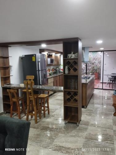 een keuken met een tafel en stoelen en een koelkast bij Casa víctoria in Bello