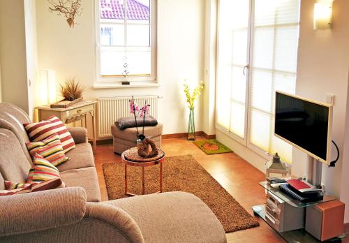 バーベにあるHaus Meeresblick - Ferienwohnung Ostseekiesel A 3.04 (Ref. 128712)のリビングルーム(ソファ2台、薄型テレビ付)