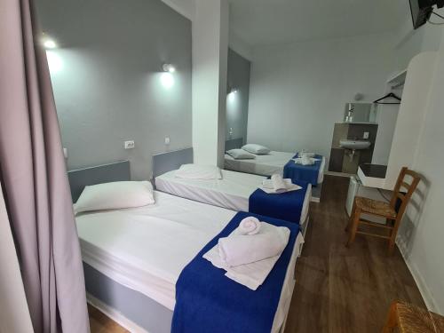 Una cama o camas en una habitación de Sparta Team Hotel