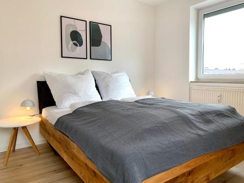 a bedroom with a large bed and a window at Antoni Homes 2-4 Personen I 2 Schlafzimmer I Messe I Uni I Arena in Augsburg