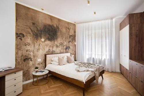 Un pat sau paturi într-o cameră la Old Town Bucharest, Luxury 2 Bedrooms Apartment