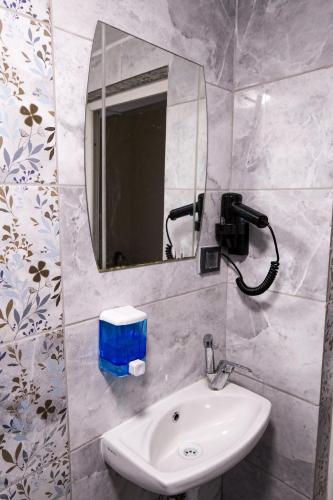 ein Badezimmer mit Waschbecken und Spiegel in der Unterkunft Hotel Resat in Izmir