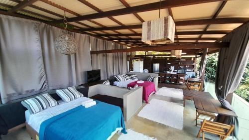 ein Wohnzimmer mit einem Bett und einem Sofa in der Unterkunft Beija Flor in Gamboa