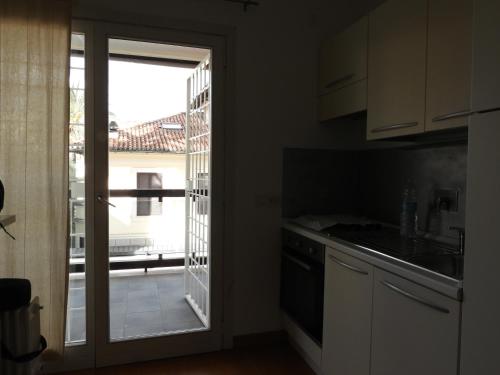 uma cozinha com uma porta que leva a uma varanda em The Right Place 4U Roma Monteverde Al Palazzetto Apartment with Terrace&Garage em Roma