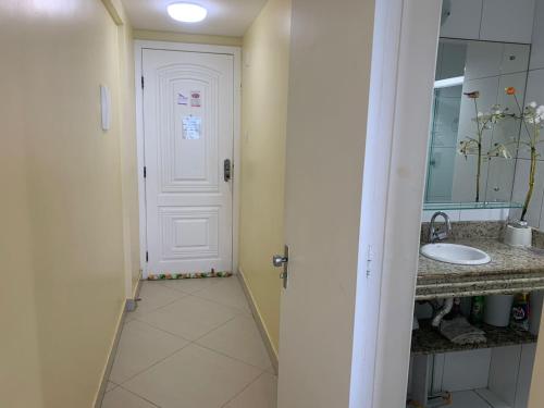 Et badeværelse på Apartamento na Barra farol da barra salvador bahia vista ao mar