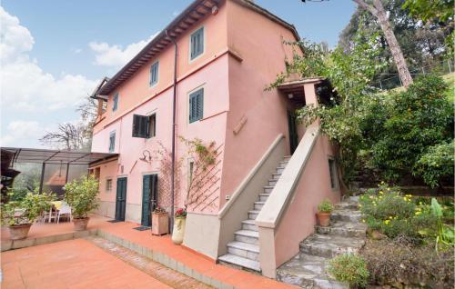 Amazing home in Camaiore with Jacuzzi, WiFi and 4 Bedrooms