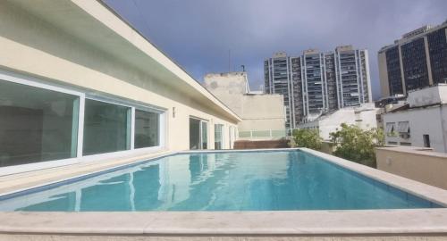 a swimming pool on the roof of a building at Cobertura COM PISCINA in Rio de Janeiro