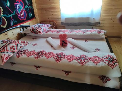 Una cama con adornos de Navidad en una habitación en Cabanele Rus en Budeşti