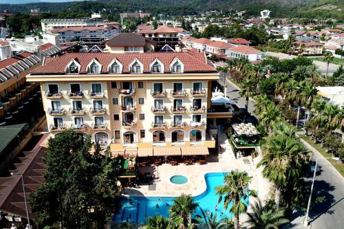 eine Luftansicht eines Hotels mit Pool in der Unterkunft STELLA HOTEL&Spa ALL INCLUSIVE in Antalya