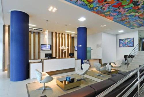 eine Lobby mit einem großen Gemälde an der Decke in der Unterkunft Flat Beira-Mar Blue Sunset in João Pessoa