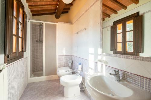 y baño con lavabo, aseo y bañera. en Casale della Visitazione by VacaVilla, en Cantagrillo