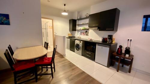 une cuisine avec une table et une salle à manger dans l'établissement DANIELE, à Strasbourg