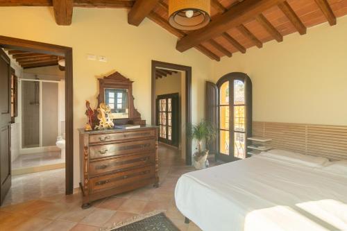1 dormitorio con 1 cama grande y vestidor en Casale della Visitazione by VacaVilla, en Cantagrillo