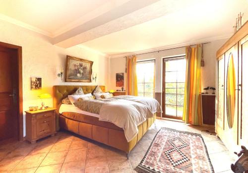 um quarto com uma cama grande e uma janela grande em Kölliger Hirtenhaus 