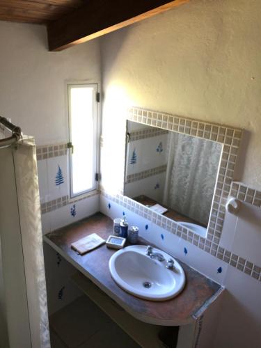 uma casa de banho com um lavatório e um espelho em LUNAS DEL VALLE em Tafí del Valle