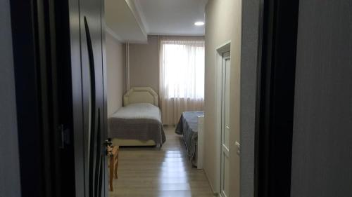 Postel nebo postele na pokoji v ubytování Ronini Telavi