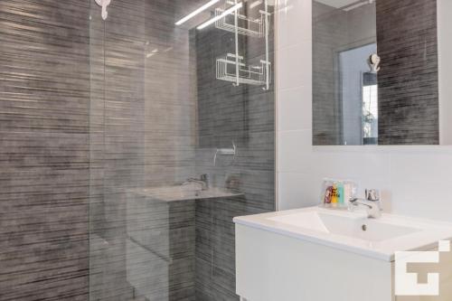 een badkamer met een wastafel en een spiegel bij Apartamento Calpe Beach II 2E - Grupo Turis in Calpe