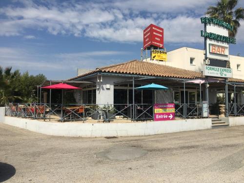 a fast food restaurant with a sign on top of it at hotelF1 Fréjus Roquebrune sur Argens in Roquebrune-sur-Argens
