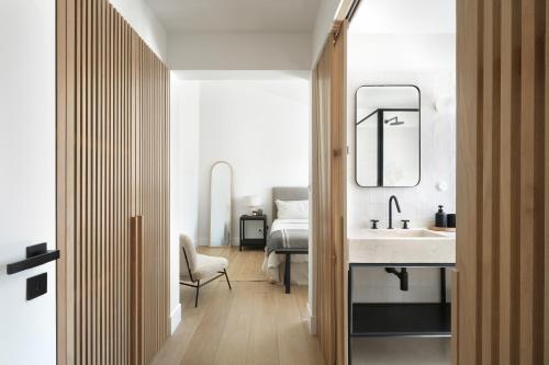 łazienka z umywalką oraz sypialnia z łóżkiem w obiekcie Villa Sofia Cascais w mieście Cascais