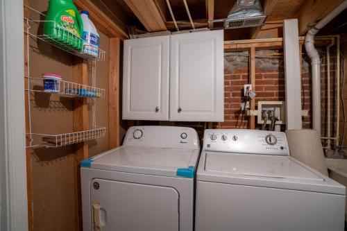 een wasruimte met een wasmachine en droger bij Cozy Townhouse Downtown w/ Game Room & Rooftop in Baltimore