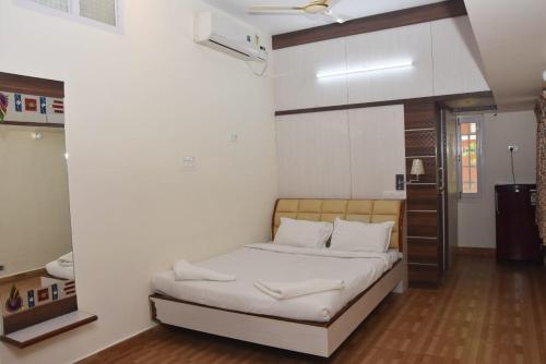 a bedroom with a bed in a room at arulmigu sivasakthi siddhar peedam garden guest house in Tiruvannāmalai