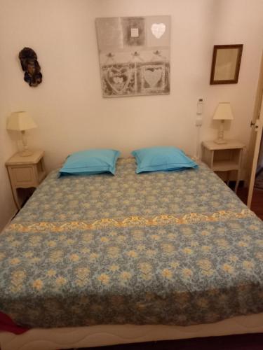 Cama ou camas em um quarto em La Languedocienne appartement climatisé centre ville wifi inclus