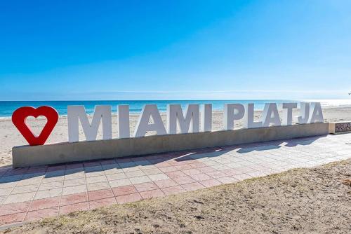 a sign on the beach with a red heart at Luxury Casa con piscina, wifi, 150m dal mare in Miami Platja