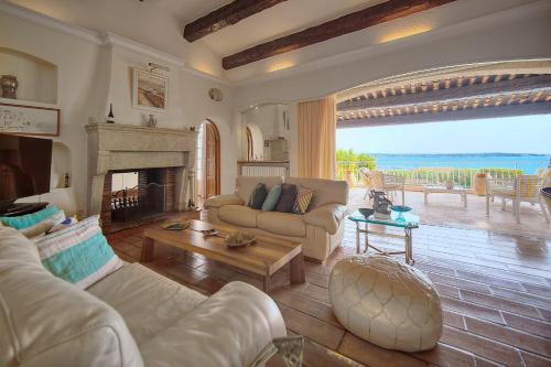 uma sala de estar com um sofá e uma lareira em IMMOGROOM- Top of villa 200m2 - Garden - Pool - Sea view - Parking - Wifi em Vallauris