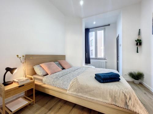 um quarto com uma cama grande e uma janela em Cosy Apartment Brussels - Palais Royal em Bruxelas