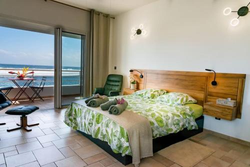 a bedroom with a bed with two stuffed animals on it at T1 Rêve Austral au bord du Lagon in Saint-Pierre