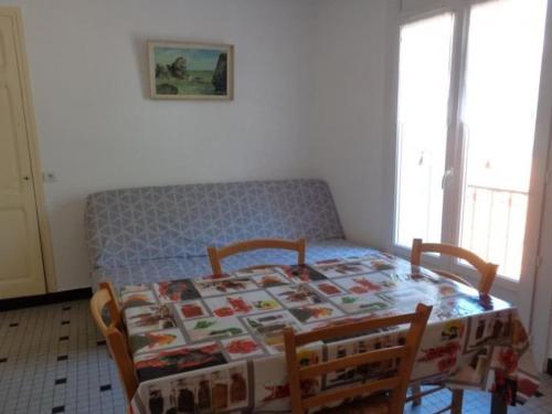 - une chambre avec une table, des chaises et un lit dans l'établissement Appartement F2 cosy, 4 couchages, centre-ville, proche cures, balcon, animaux acceptés - FR-1-703-102, à Amélie-les-Bains-Palalda