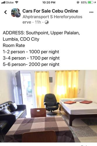 Zimmer mit einem Sofa, einem Tisch und einem Stuhl in der Unterkunft Harvey's Place in Cagayan de Oro