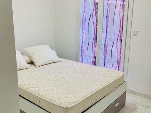 Posteľ alebo postele v izbe v ubytovaní Appart T3 rénové avec climatisation, terrasse, wifi, ascenseur et parking à 2 min des thermes - FR-1-703-112