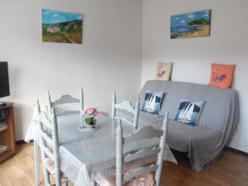 une salle à manger avec une table et un lit dans l'établissement Confortable F2 avec terrasse et parking, proche des cures et du centre-ville d'Amélie-les-Bains - FR-1-703-111, à Amélie-les-Bains-Palalda