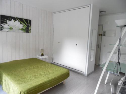 Posteľ alebo postele v izbe v ubytovaní Studio avec Balcon et Terrasse, Parking, à 50m des Cures – 2 étoiles – Animaux Bienvenus - FR-1-703-123