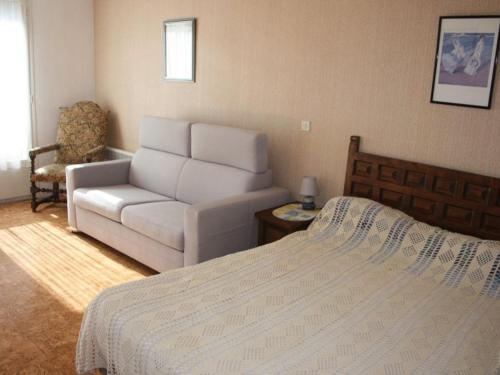 salon z łóżkiem i kanapą w obiekcie Studio cosy proche cure avec équipement complet et animaux acceptés - FR-1-703-120 w mieście Amélie-les-Bains-Palalda