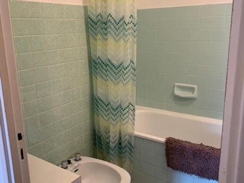 une salle de bain avec un lavabo et une baignoire dans l'établissement Charmant F1, 2 couchages à Amélie-les-Bains, proche thermes et centre, animaux acceptés - FR-1-703-128, à Amélie-les-Bains-Palalda