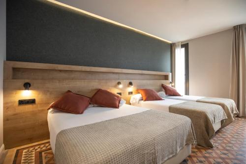 una habitación de hotel con 2 camas en una habitación en Fontanella By BCN URBAN Rooms, en Barcelona
