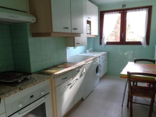 une cuisine avec un évier et une machine à laver dans l'établissement Appartement F2 à Amélie-les-Bains, Terrasse, Parking, Wifi, Animaux OK - FR-1-703-133, à Amélie-les-Bains-Palalda