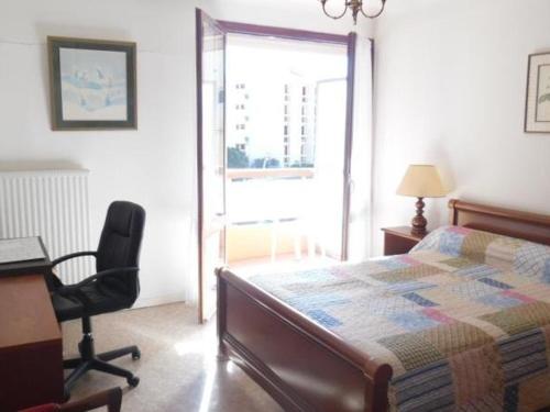 une chambre avec un lit, un bureau et une chaise dans l'établissement Appartement F2 à Amélie-les-Bains, Terrasse, Parking, Wifi, Animaux OK - FR-1-703-133, à Amélie-les-Bains-Palalda